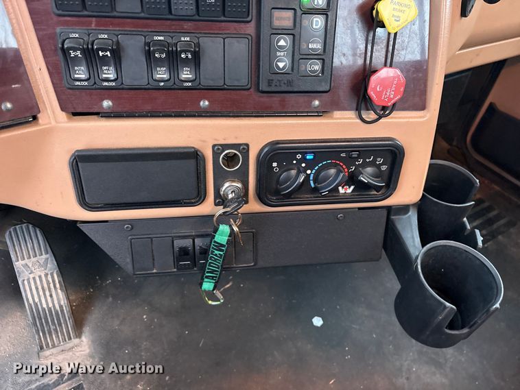 image for item ED5236 2022 Western Star 4900EX semi truck