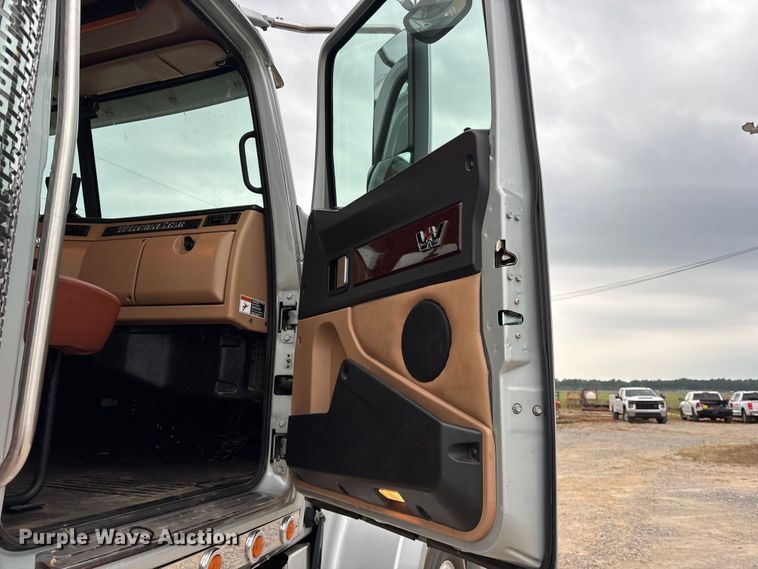 image for item ED5236 2022 Western Star 4900EX semi truck