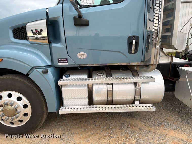 image for item ED5237 2022 Western Star 49X semi truck