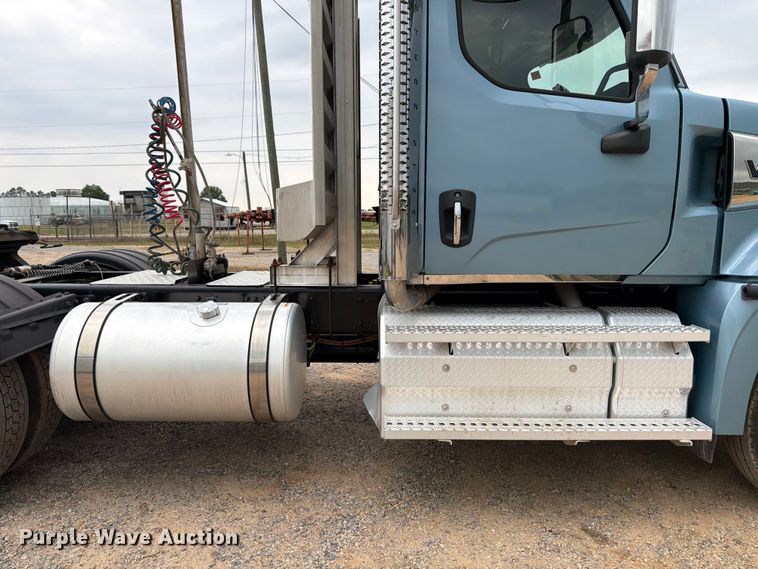 image for item ED5237 2022 Western Star 49X semi truck