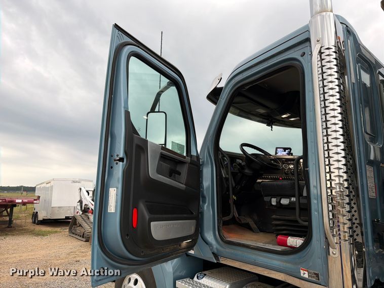 image for item ED5237 2022 Western Star 49X semi truck