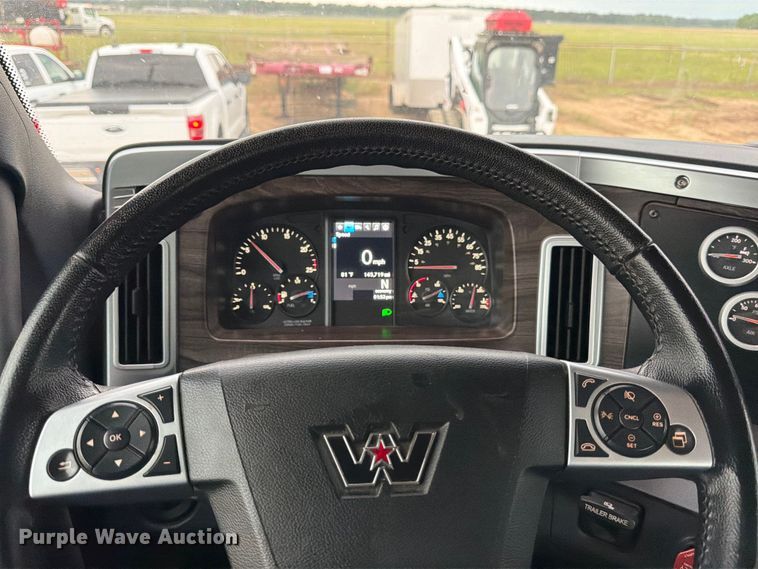 image for item ED5237 2022 Western Star 49X semi truck