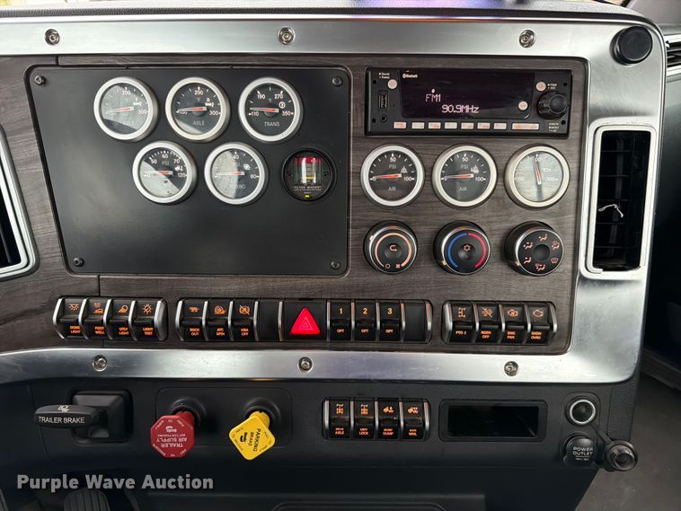 image for item ED5237 2022 Western Star 49X semi truck