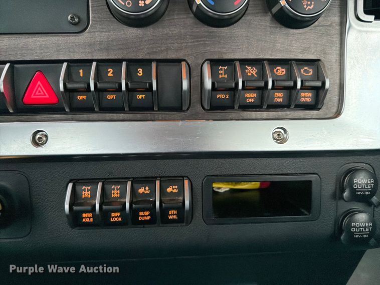 image for item ED5237 2022 Western Star 49X semi truck