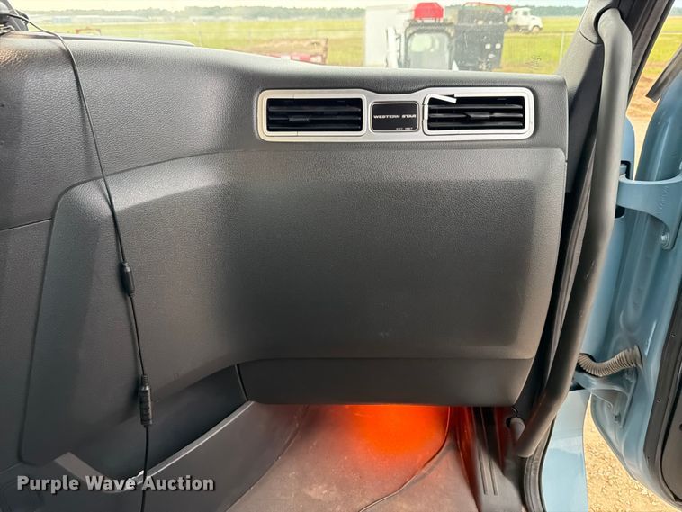 image for item ED5237 2022 Western Star 49X semi truck