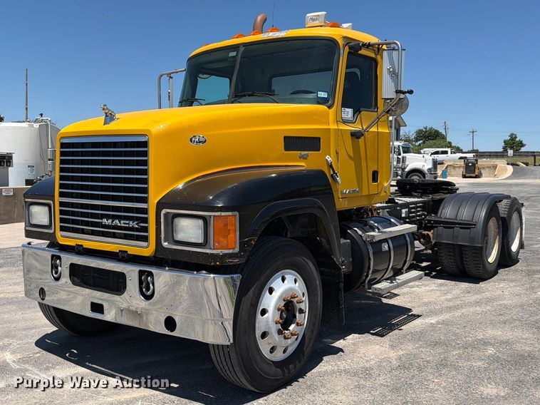 image for item ED5288 2010 Mack Pinnacle CHU613 semi truck