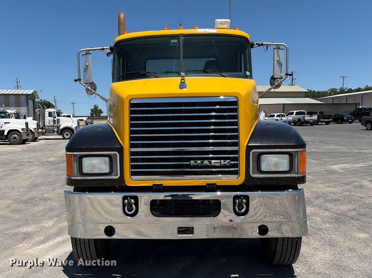 image for item ED5288 2010 Mack Pinnacle CHU613 semi truck