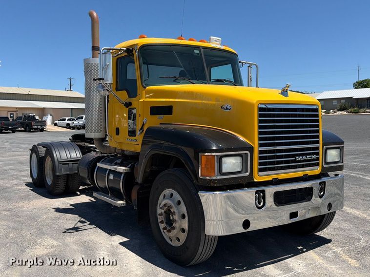 image for item ED5288 2010 Mack Pinnacle CHU613 semi truck