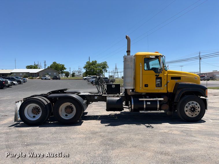 image for item ED5288 2010 Mack Pinnacle CHU613 semi truck