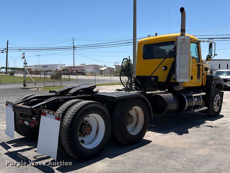 image for item ED5288 2010 Mack Pinnacle CHU613 semi truck