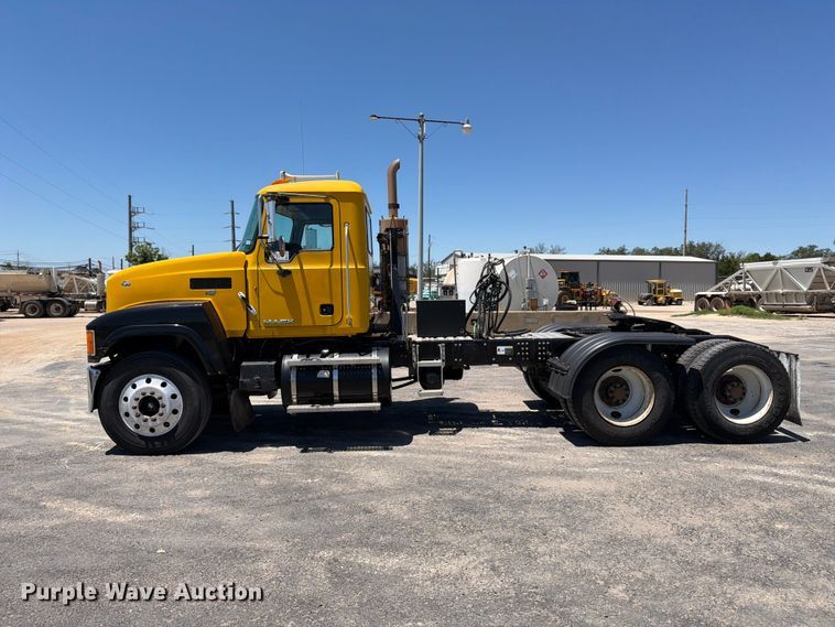 image for item ED5288 2010 Mack Pinnacle CHU613 semi truck