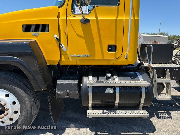 image for item ED5288 2010 Mack Pinnacle CHU613 semi truck