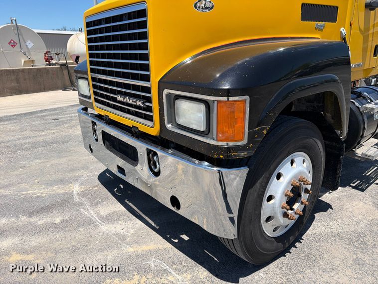image for item ED5288 2010 Mack Pinnacle CHU613 semi truck