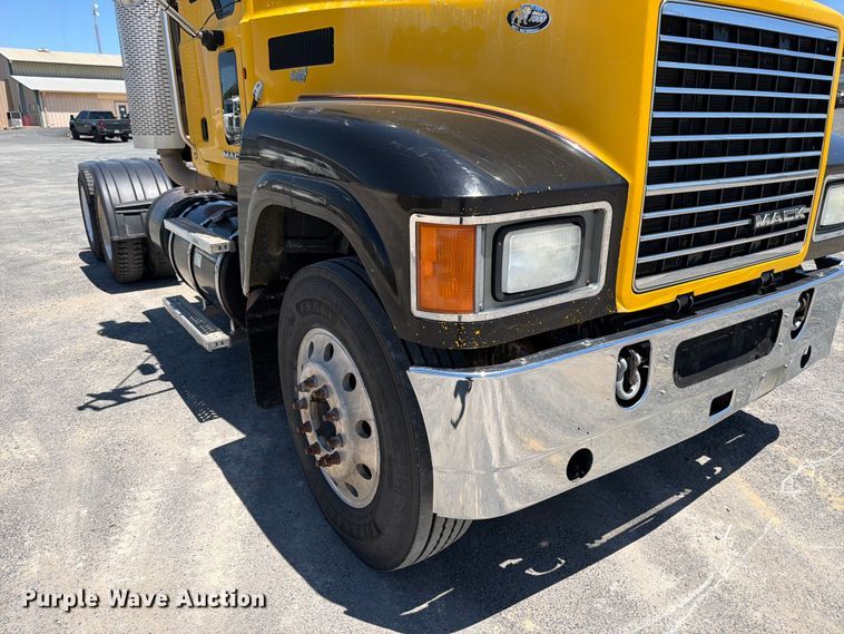 image for item ED5288 2010 Mack Pinnacle CHU613 semi truck