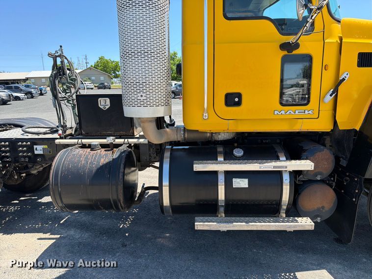 image for item ED5288 2010 Mack Pinnacle CHU613 semi truck