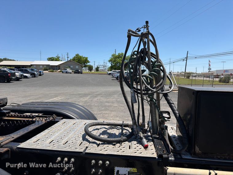 image for item ED5288 2010 Mack Pinnacle CHU613 semi truck