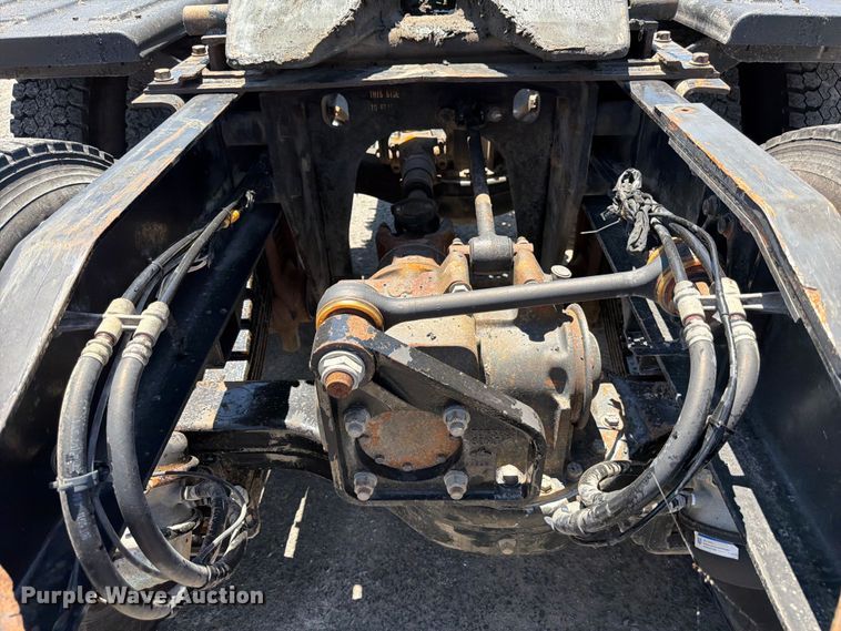 image for item ED5288 2010 Mack Pinnacle CHU613 semi truck
