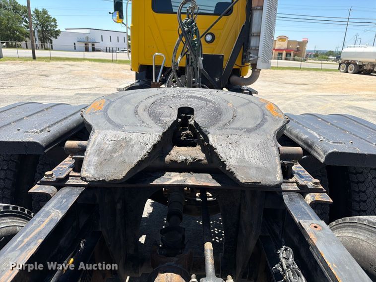 image for item ED5288 2010 Mack Pinnacle CHU613 semi truck