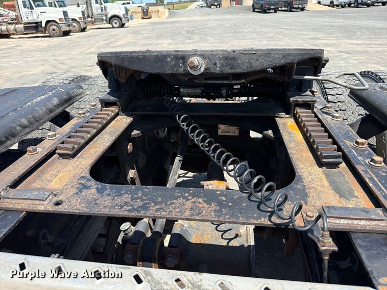 image for item ED5288 2010 Mack Pinnacle CHU613 semi truck