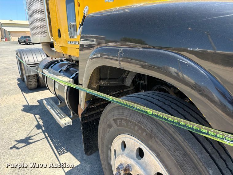 image for item ED5288 2010 Mack Pinnacle CHU613 semi truck