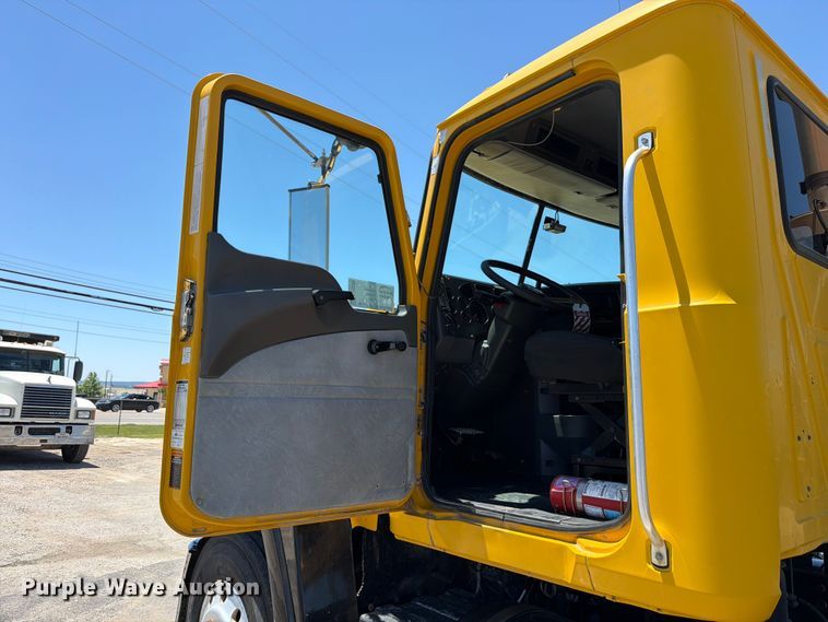 image for item ED5288 2010 Mack Pinnacle CHU613 semi truck