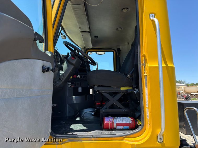 image for item ED5288 2010 Mack Pinnacle CHU613 semi truck