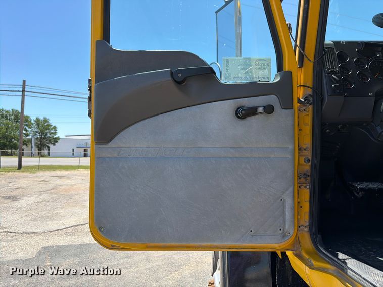 image for item ED5288 2010 Mack Pinnacle CHU613 semi truck