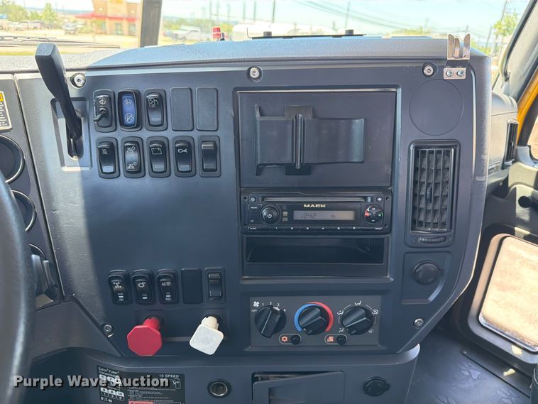 image for item ED5288 2010 Mack Pinnacle CHU613 semi truck