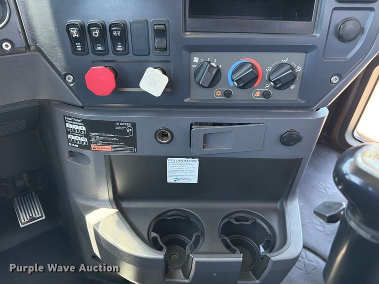 image for item ED5288 2010 Mack Pinnacle CHU613 semi truck