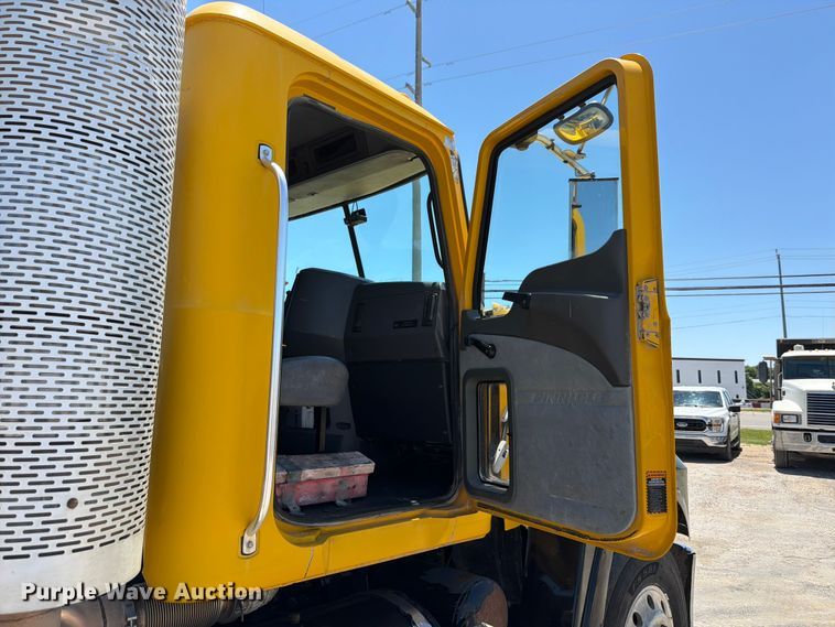 image for item ED5288 2010 Mack Pinnacle CHU613 semi truck