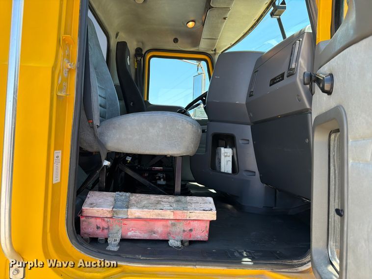 image for item ED5288 2010 Mack Pinnacle CHU613 semi truck