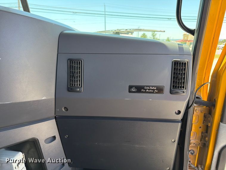image for item ED5288 2010 Mack Pinnacle CHU613 semi truck