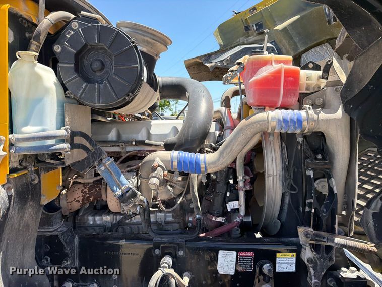 image for item ED5288 2010 Mack Pinnacle CHU613 semi truck