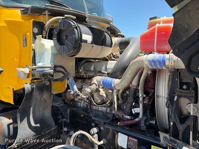 image for item ED5288 2010 Mack Pinnacle CHU613 semi truck