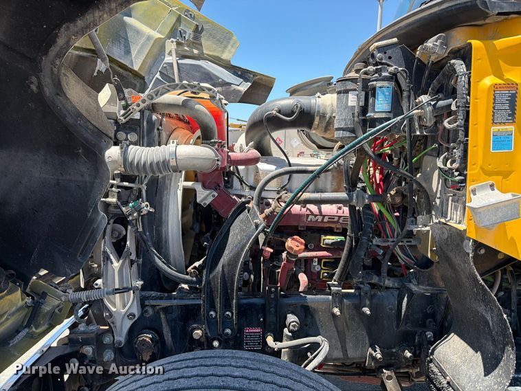 image for item ED5288 2010 Mack Pinnacle CHU613 semi truck