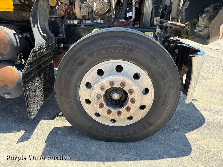 image for item ED5288 2010 Mack Pinnacle CHU613 semi truck