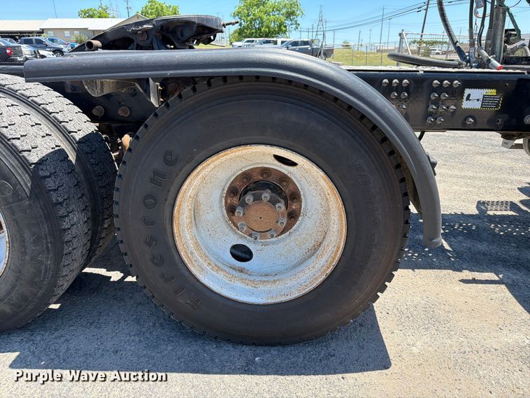 image for item ED5288 2010 Mack Pinnacle CHU613 semi truck
