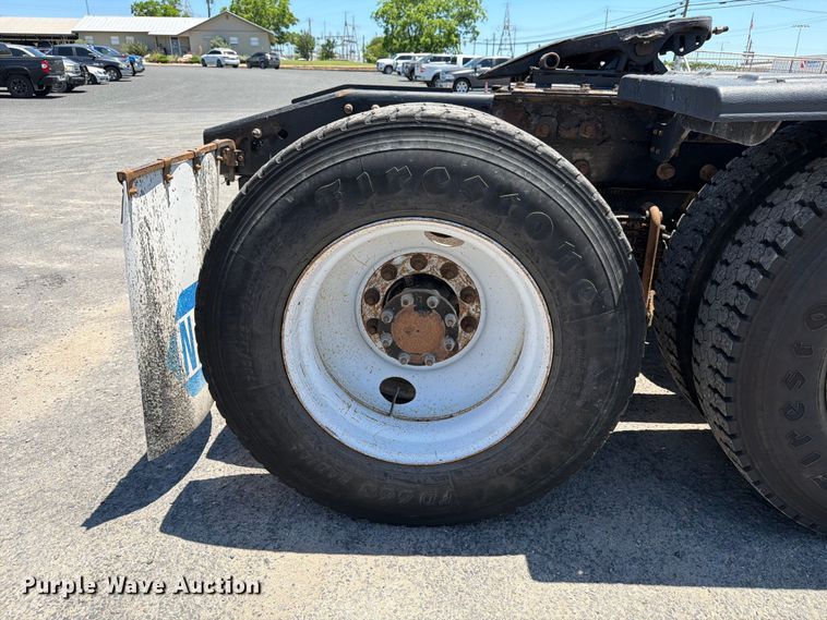 image for item ED5288 2010 Mack Pinnacle CHU613 semi truck