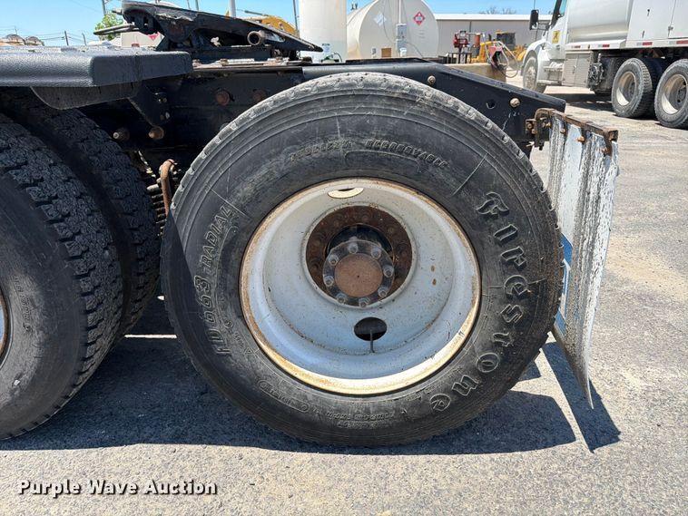 image for item ED5288 2010 Mack Pinnacle CHU613 semi truck