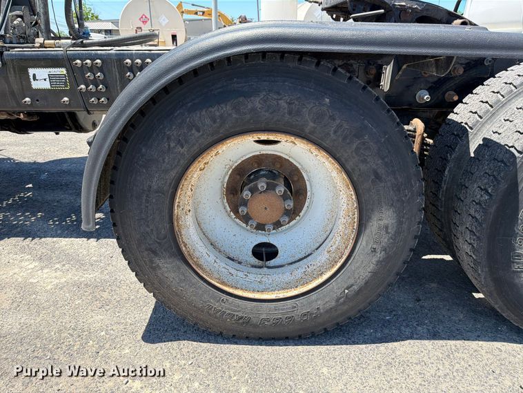 image for item ED5288 2010 Mack Pinnacle CHU613 semi truck