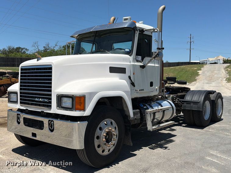 image for item ED5289 2014 Mack CHU613 semi truck