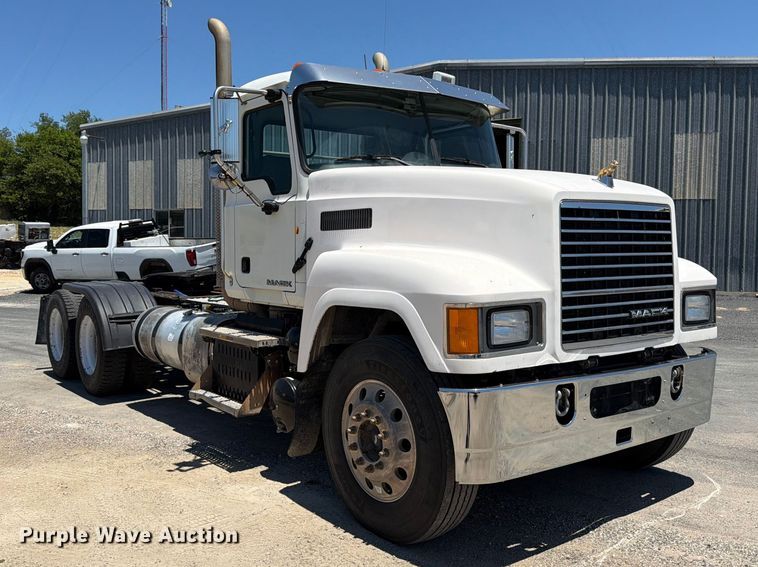 image for item ED5289 2014 Mack CHU613 semi truck
