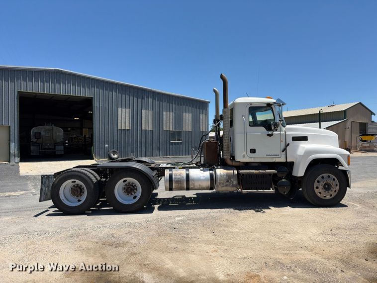 image for item ED5289 2014 Mack CHU613 semi truck