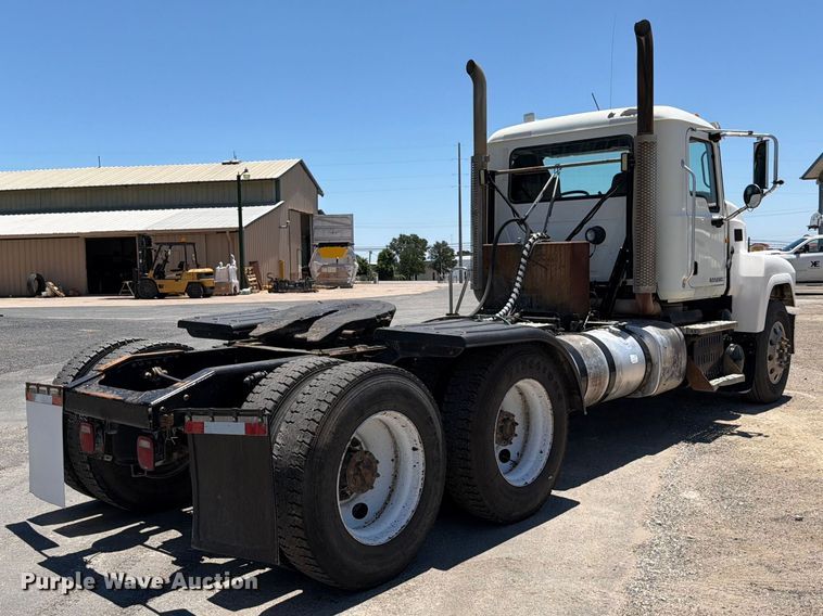 image for item ED5289 2014 Mack CHU613 semi truck
