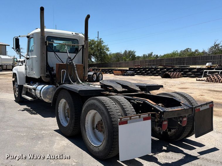 image for item ED5289 2014 Mack CHU613 semi truck