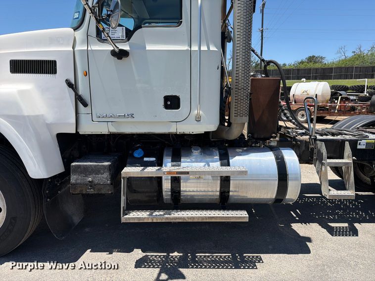 image for item ED5289 2014 Mack CHU613 semi truck
