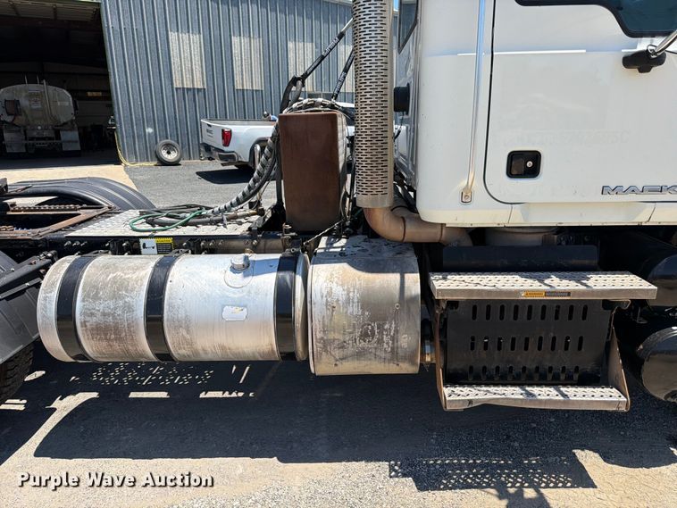 image for item ED5289 2014 Mack CHU613 semi truck