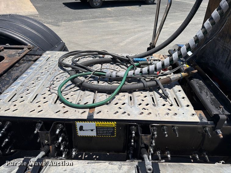 image for item ED5289 2014 Mack CHU613 semi truck