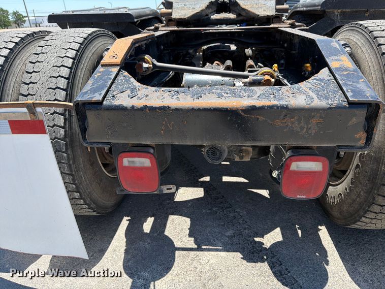 image for item ED5289 2014 Mack CHU613 semi truck