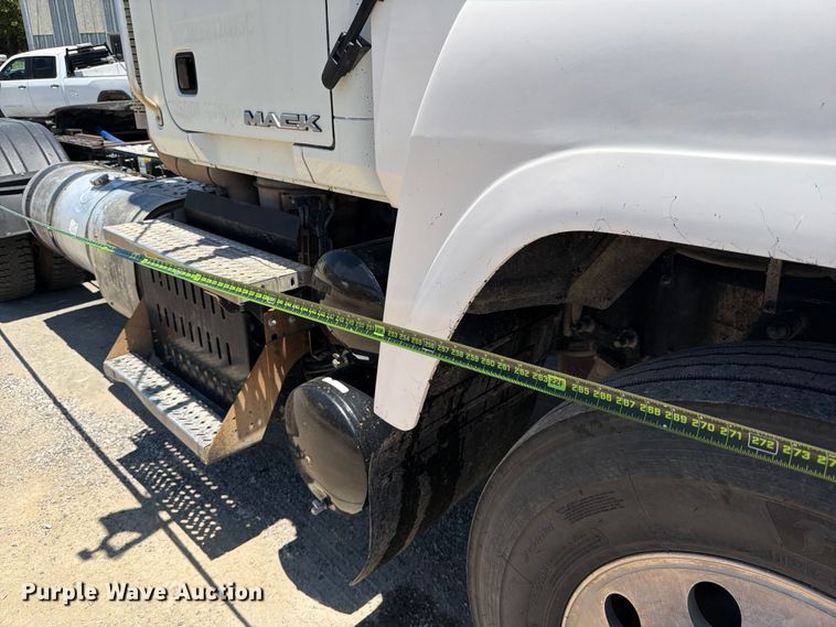 image for item ED5289 2014 Mack CHU613 semi truck